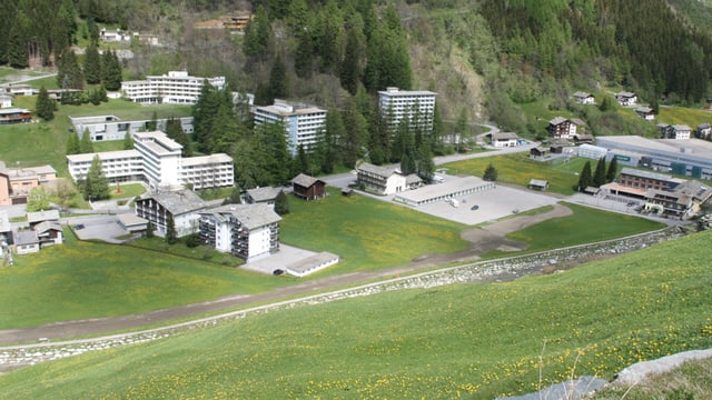 L'entschatta dal vitg da Val son Pieder, cun la Therme. L'entschatta dal vitg da Val son Pieder, cun la Therme.
