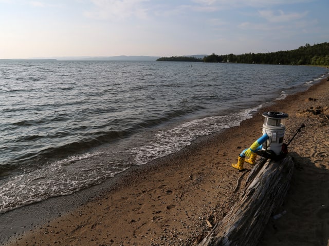 Der Hitchbot schaut auf den Lake Superior. Der Hitchbot schaut auf den Lake Superior.