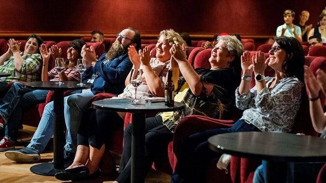 Protagonisten im Publikum lachen. Protagonisten im Publikum lachen.