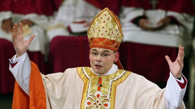 Franz-Peter Tebartz-van Elst mit ausgebreiteten Armen in einer Predigt. Franz-Peter Tebartz-van Elst mit ausgebreiteten Armen in einer Predigt.