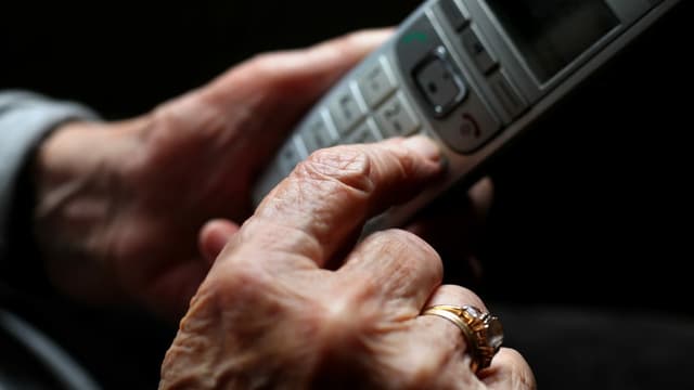 Frau mit Festnetztelefon in den Händen Frau mit Festnetztelefon in den Händen