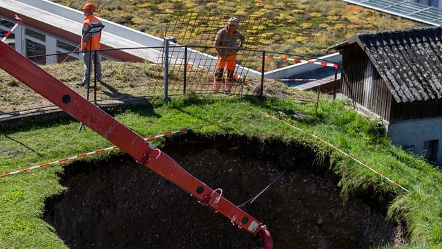 Loch im Boden bei einer Baustelle. Loch im Boden bei einer Baustelle.