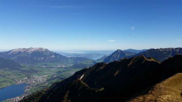 Blick vom Stanserhorn zum völlig aperen Pilatus. Blick vom Stanserhorn zum völlig aperen Pilatus.