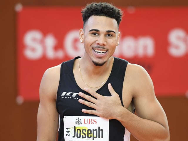 Jason Joseph legt seine linke Hand auf die Brust. Jason Joseph legt seine linke Hand auf die Brust.