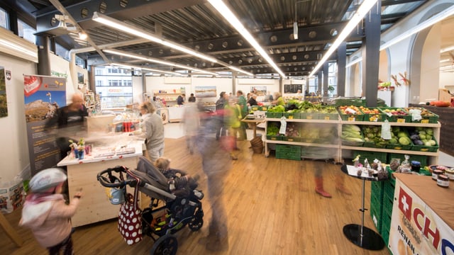 Markthalle mit Ständen, Auslagen und Kunden Markthalle mit Ständen, Auslagen und Kunden