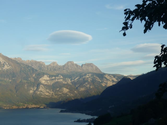 Föhnwolken über dem Alviergebiet. Im Vordergrund der blaue Walensee. Föhnwolken über dem Alviergebiet. Im Vordergrund der blaue Walensee.