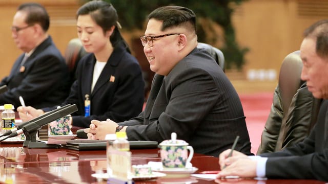 Kim Jong-un sitzt am Tisch. Kim Jong-un sitzt am Tisch.