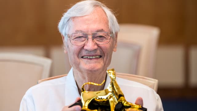 Roger Corman mit Leopardenstatue. Roger Corman mit Leopardenstatue.
