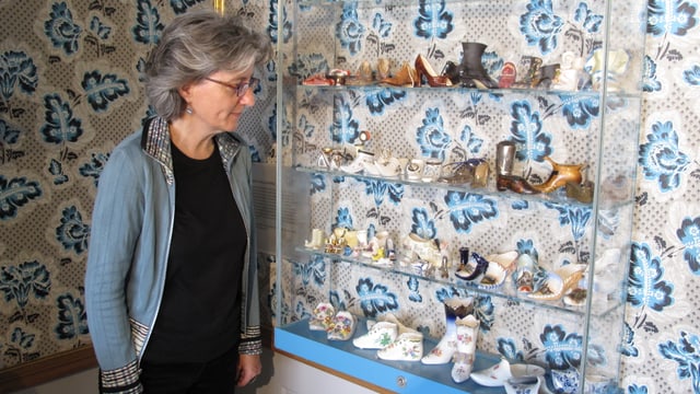 Frau vor Vitrine Frau vor Vitrine