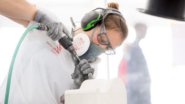 Arbeit mit Bohrer Arbeit mit Bohrer