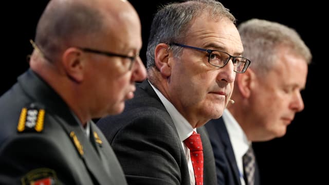 Bundesrat Parmelin flankiert von Armeechef Rebord und Rüstungschef Martin Sonderegger (rechts). Bundesrat Parmelin flankiert von Armeechef Rebord und Rüstungschef Martin Sonderegger (rechts).