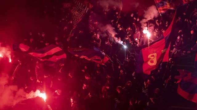 Menschenmenge mit Fahnen und Pyros Menschenmenge mit Fahnen und Pyros