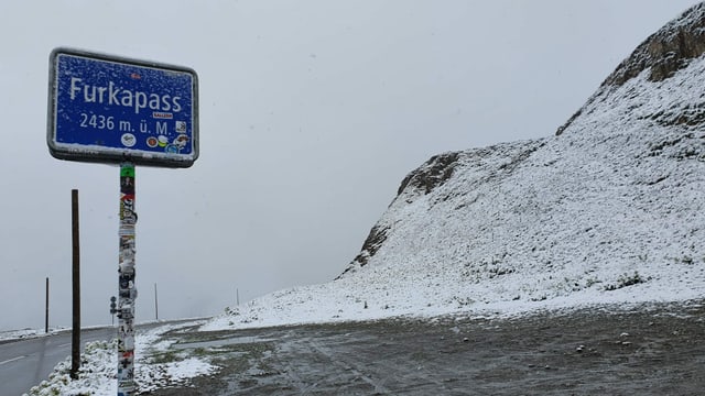 Angezuckerte Landschaft und Strassenschild. Angezuckerte Landschaft und Strassenschild.