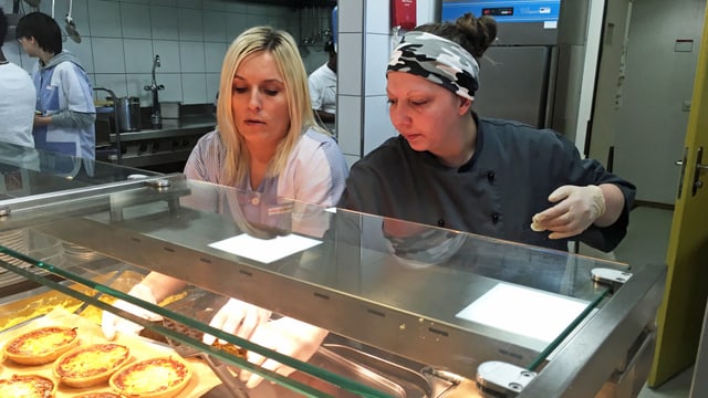 Zwei Frauen arbeiten in einer Küche Zwei Frauen arbeiten in einer Küche