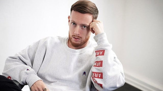 Portrait des nachdenklingen Rappers, hat den Arm aufgestützt Portrait des nachdenklingen Rappers, hat den Arm aufgestützt