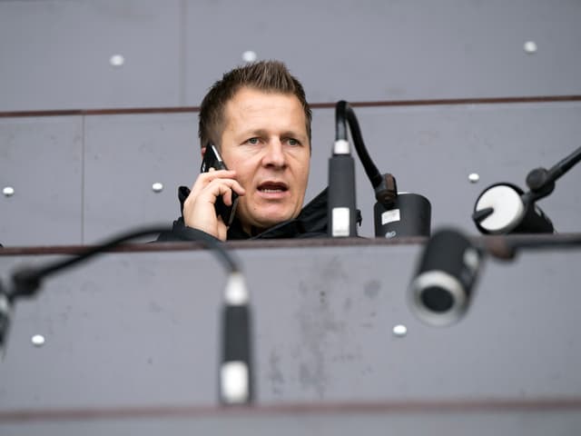 Christoph Spycher telefoniert auf der Tribüne
