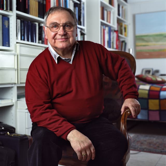 Jörg Schneider sitzend Jörg Schneider sitzend