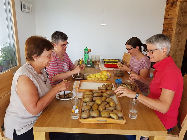 4 dunnas preparan la salata da tartuffels per la tschaina da la festa dil vitg. 4 dunnas preparan la salata da tartuffels per la tschaina da la festa dil vitg.