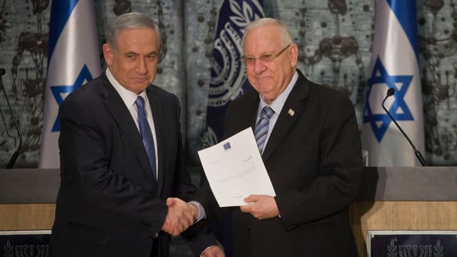 Benjamin Netanjahu (links) bekommt vom israelischen Staatspräsidenten Reuven Rivlin (rechts) ein Dokument überreicht. Benjamin Netanjahu (links) bekommt vom israelischen Staatspräsidenten Reuven Rivlin (rechts) ein Dokument überreicht.