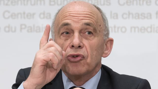 Ueli Maurer hebt den Zeigefinger. Ueli Maurer hebt den Zeigefinger.