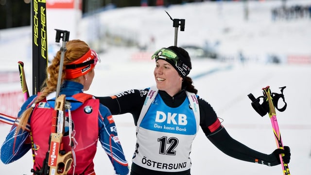 La biatleta Lena Häcki (a dretga) gratulescha a la Tscheca Gabriela Koukalova suenter la cursa. La biatleta Lena Häcki (a dretga) gratulescha a la Tscheca Gabriela Koukalova suenter la cursa.