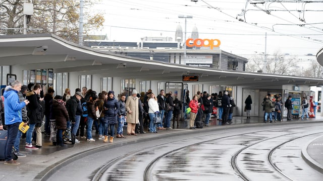 Die Tramstation am Hauptbahnhof ist gerammelt voll. Die Tramstation am Hauptbahnhof ist gerammelt voll.
