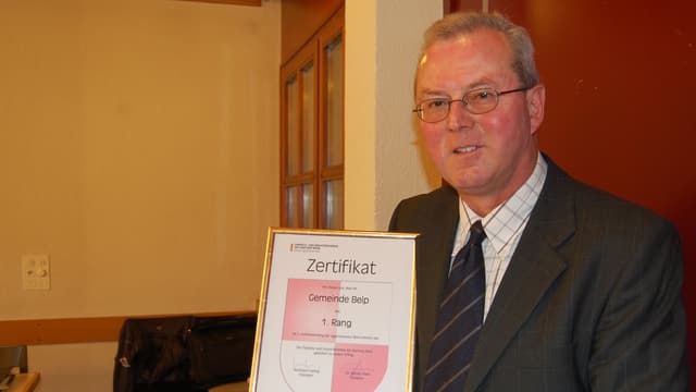 Vize-Gemeinderatspräsident Hans Aeschlimann mit der HIV-Auszeichnung für Belp Vize-Gemeinderatspräsident Hans Aeschlimann mit der HIV-Auszeichnung für Belp