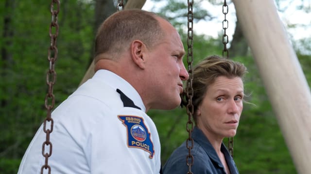 Woody Harrelson und Frances McDormand sitzen auf einem Kinderspielplatz. Woody Harrelson und Frances McDormand sitzen auf einem Kinderspielplatz.