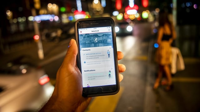 Auf einem Handybildschirm ist die SwissCovid-App zu sehen. Auf einem Handybildschirm ist die SwissCovid-App zu sehen.