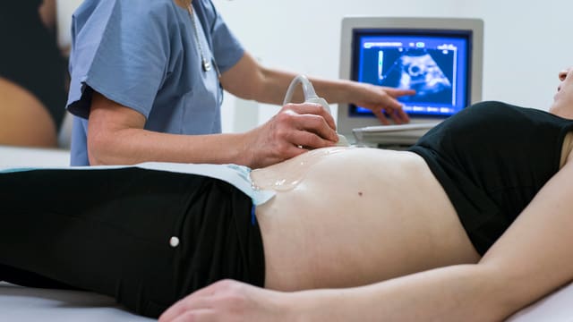 Schwangere bei Ultraschalluntersuchung Schwangere bei Ultraschalluntersuchung