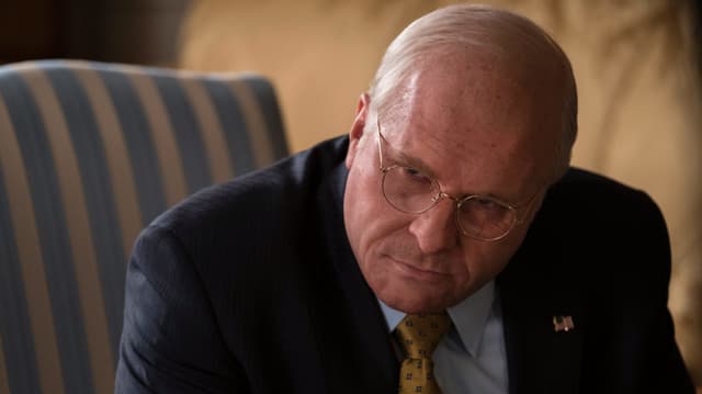 Christian Bale als nachdenklicher Dick Cheney in einer Nahaufnahme. Christian Bale als nachdenklicher Dick Cheney in einer Nahaufnahme.