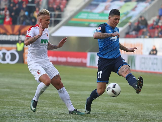 Steven Zuber im Zweikampf mit einem Spieler von Augsburg