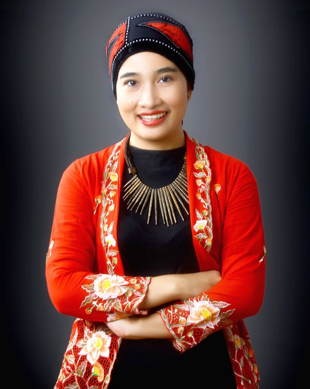 Eine junge Schriftstellerin aus Indonesien mit bestickten Kleidern. Eine junge Schriftstellerin aus Indonesien mit bestickten Kleidern.