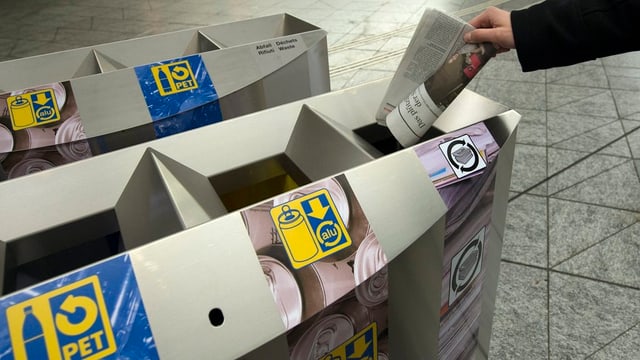 Zeitung wird im Abfall entsorgt Zeitung wird im Abfall entsorgt