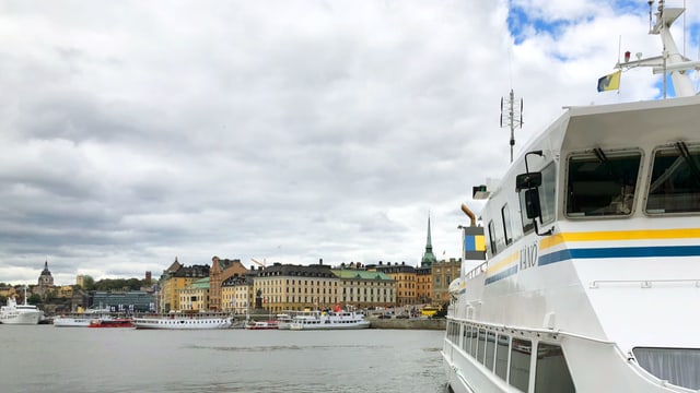 Fähre und Wasserstrasse in Stockholm. Fähre und Wasserstrasse in Stockholm.