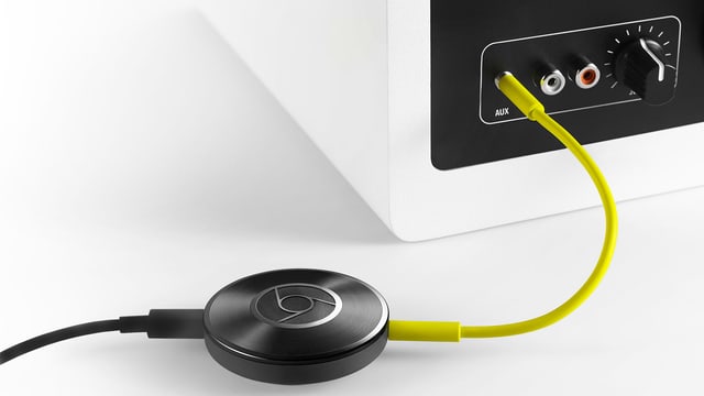 Ein Chromecast Audio ist per 3,5mm Klinkenstecker an einer Stereoanlage angeschlossen. Ein Chromecast Audio ist per 3,5mm Klinkenstecker an einer Stereoanlage angeschlossen.