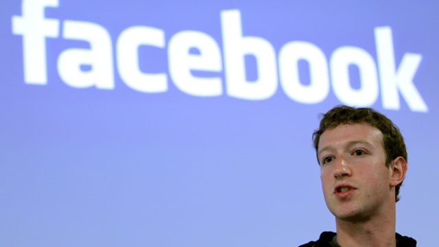 Zuckerberg vor einem Facebook-Logo. Zuckerberg vor einem Facebook-Logo.