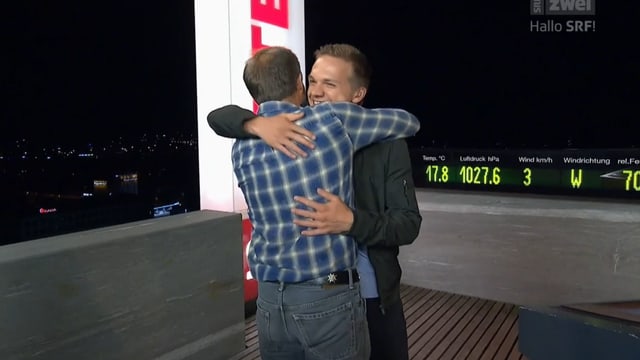 Publikumsmitarbeiter Mauro Hermann und Meteorologe Thomas Kleiber nach der von Mauro Hermann moderierten Sendung: Sie umarmen sich nach dem gelungenen Auftritt auf dem Meteodach. Publikumsmitarbeiter Mauro Hermann und Meteorologe Thomas Kleiber nach der von Mauro Hermann moderierten Sendung: Sie umarmen sich nach dem gelungenen Auftritt auf dem Meteodach.