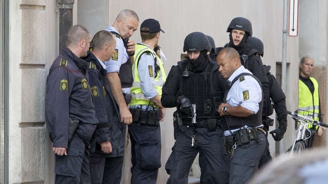 Spezialeinheiten der Polizei haben den Tatort in Kopenhagen grossräumig abgesperrt. Spezialeinheiten der Polizei haben den Tatort in Kopenhagen grossräumig abgesperrt.