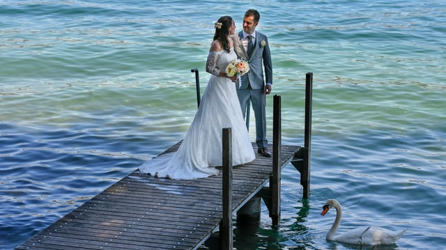 Ein Hochzeitspaar am See Ein Hochzeitspaar am See