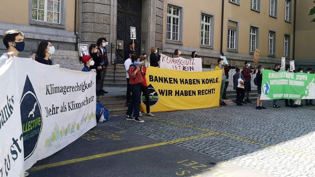 Protestierende mit Plakaten vor dem Z&uuml;rcher Bezirksgericht