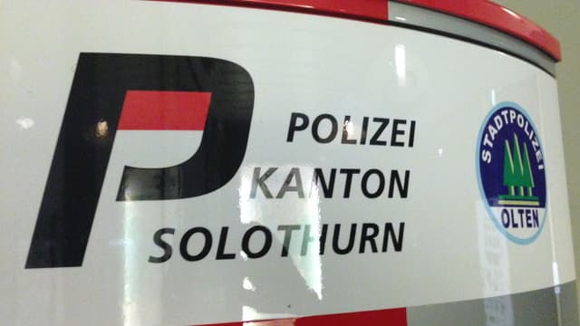 Notrufsäule der Polizei mit den Logos der Solthurner Kantonspolizei und der Stadtpolizei Olten Notrufsäule der Polizei mit den Logos der Solthurner Kantonspolizei und der Stadtpolizei Olten