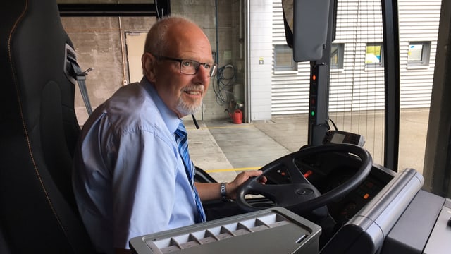 Daniel Zahm in der Führerkabine eines Busses. Daniel Zahm in der Führerkabine eines Busses.