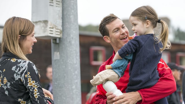 Stephan Lichtsteiner mit seiner Tochter auf dem Arm. Fau Manuela steht daneben. Stephan Lichtsteiner mit seiner Tochter auf dem Arm. Fau Manuela steht daneben.