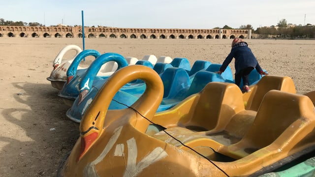 Pedalos stehen auf einem komplett ausgetrockneten Fluss. Pedalos stehen auf einem komplett ausgetrockneten Fluss.