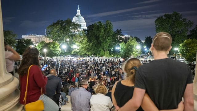 Zu sehen sind viele trauernde Menschen in Washington. Zu sehen sind viele trauernde Menschen in Washington.