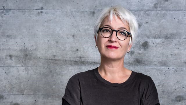 Eine Frau mit weissem Haar und dunkler Brille. Eine Frau mit weissem Haar und dunkler Brille.