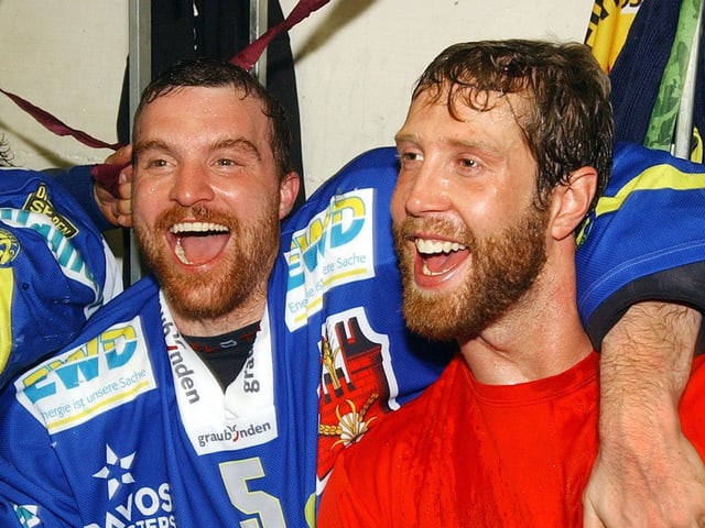 Marc Gianola umarmt Joe Thornton. Beide freuen sich ausgelassen. Marc Gianola umarmt Joe Thornton. Beide freuen sich ausgelassen.