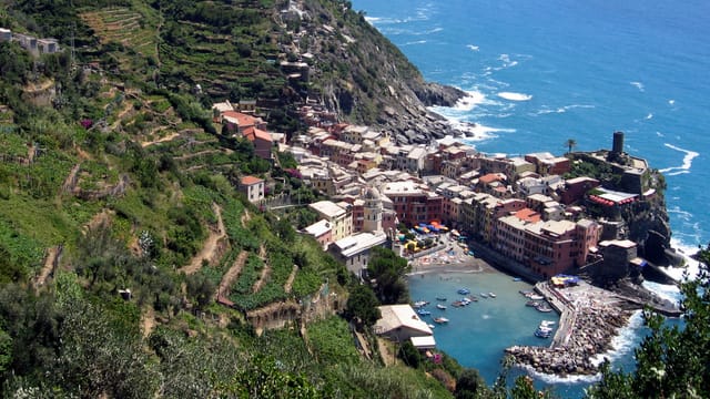 Bucht von Vernazza von schräg oben aus den Bergen betrachtet. Klares blaues Wasser. Bucht von Vernazza von schräg oben aus den Bergen betrachtet. Klares blaues Wasser.