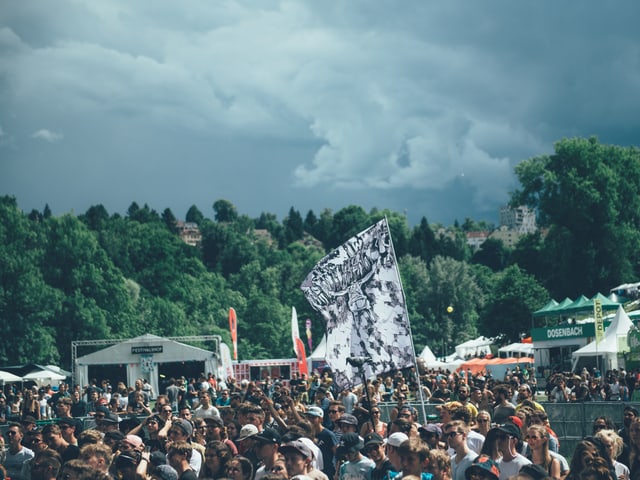 Im Hintergrund kündigt sich bereits der bald einsetzende Platzregen ein. Interessiert hier aber niemanden. Muss auch nicht. «Isch halt Galle, weisch?»